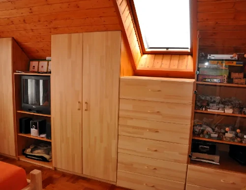 A képen egy fából készült szekrénysor látszik: fiókos, ajtós, polcos és üveges tárolóhellyel.